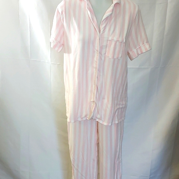 Liz Claiborne pajama set small flaw - Picture 2 of 12